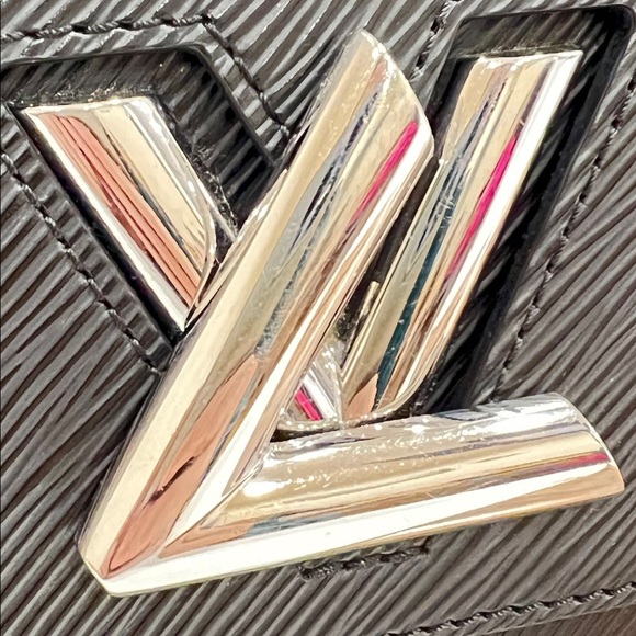 LOUIS VUITTON
Epi Twist Shoulder Bag PM Black - Picture 12 of 12